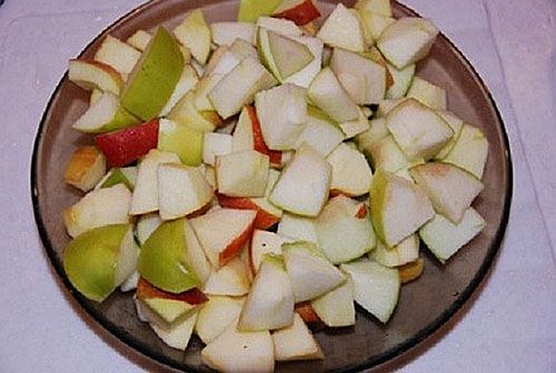 почищені яблука нарізати кубиками