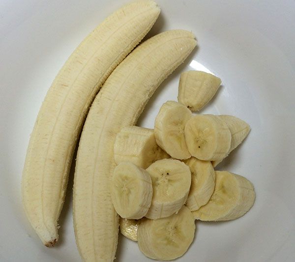 почистити і нарізати банани