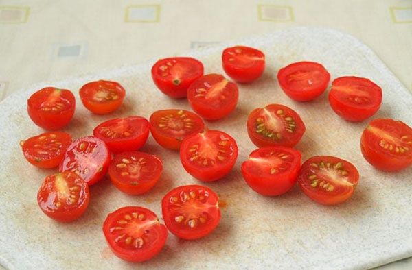 розрізати помідори