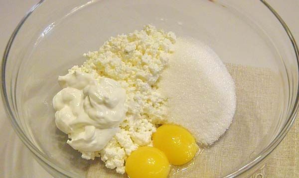 змішати яйця з цукром і сиром