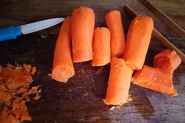 відварити і почистити моркву