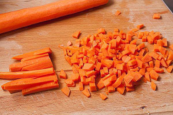 дрібно нарізати моркву