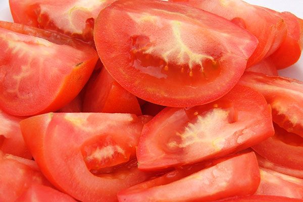 порізати помідори на частини