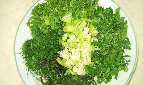зелень і часник додати в салат