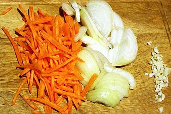 нарізати цибулю і моркву для салату