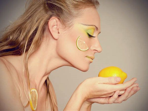 Масло лимона використовують не тільки для особи, але і для волосся