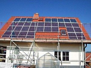 сонячні панелі на даху будинку