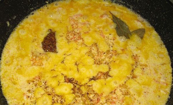 додати лаврушку і сметану