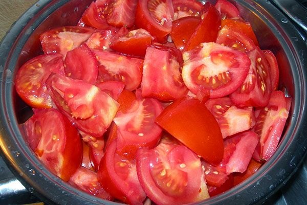 розрізати помідори на шматки