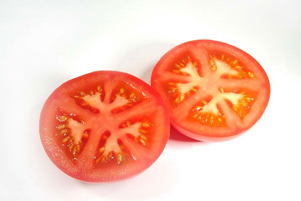 розрізати помідори