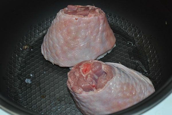 порційні шматки м'яса викласти в мультиварку