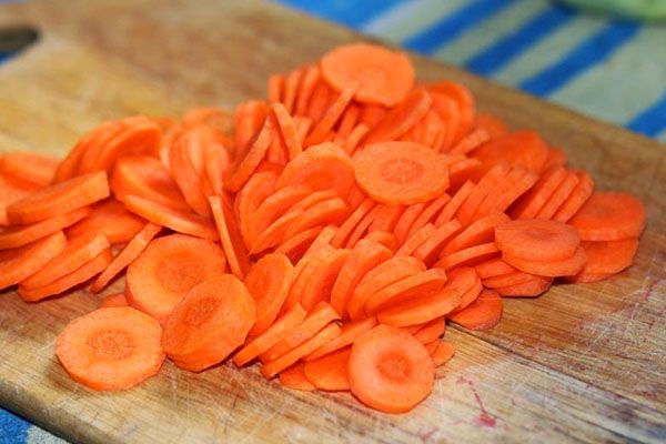 кружечками нашаткувати моркву