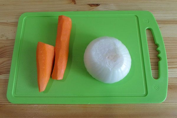 почистити моркву і цибулю