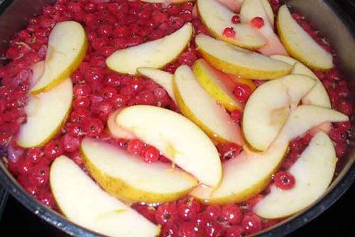 варити компот зі смородини та яблук
