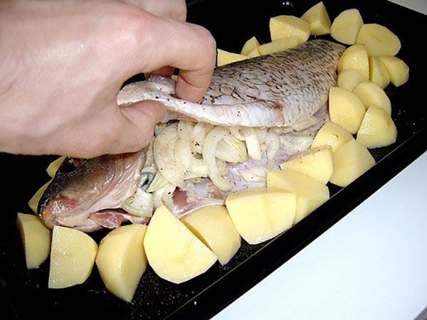 викласти рибу з овочами на деко