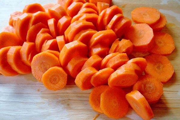 нарізаємо моркву кільцями
