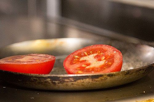 запікаємо помідор в духовці