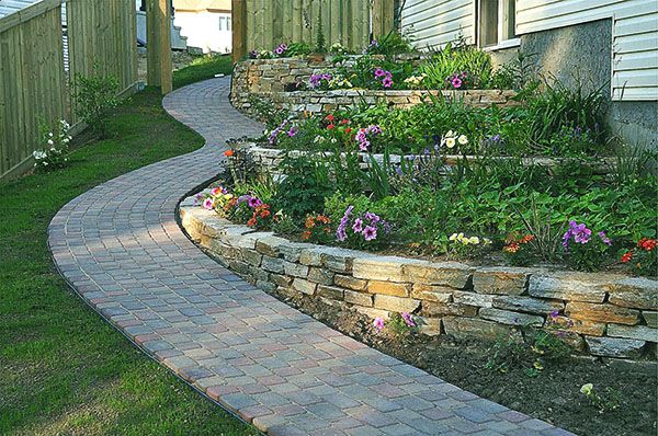 квіткові грядки на пологому схилі