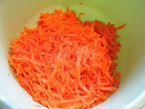 терту моркву змішують з перцем і часником