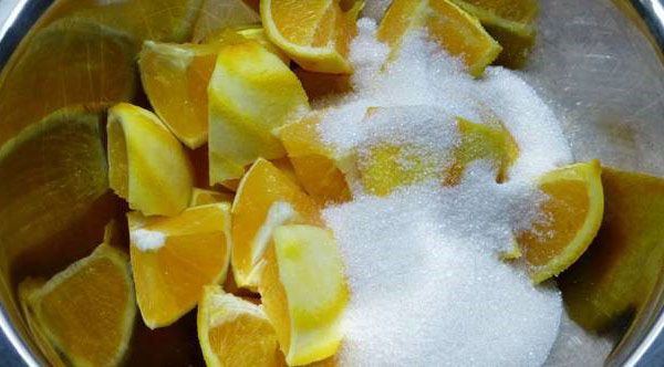 нарізаний апельсин посипати цукром