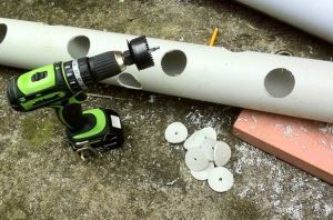 Трубка з просвердленими отворами для поливу огірків в мішках - фото