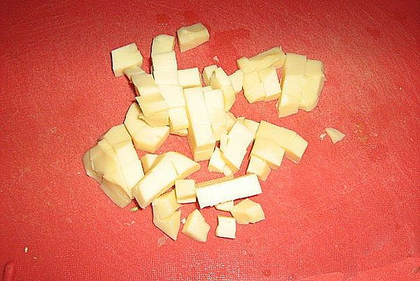 твердий сир нарізати кубиками