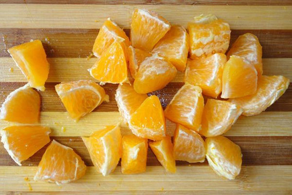 нарізати апельсин і видалити кісточки