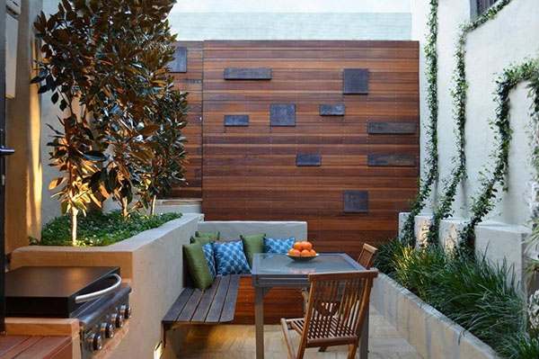 барбекю біля стін будинку