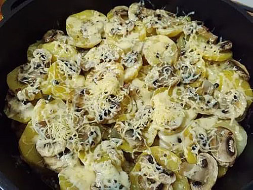 смажена картопля з грибами та сиром