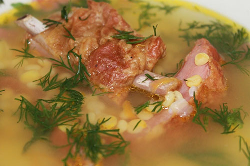 гороховий суп з копченими реберцями