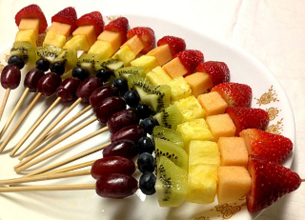 фруктовий десерт на шпажках
