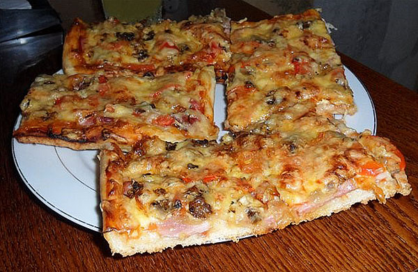 піца з грибами і ковбасою