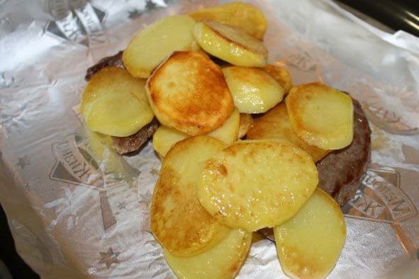 на м'ясо викласти картоплю