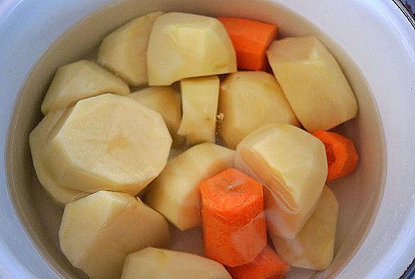 відварити картоплю і моркву
