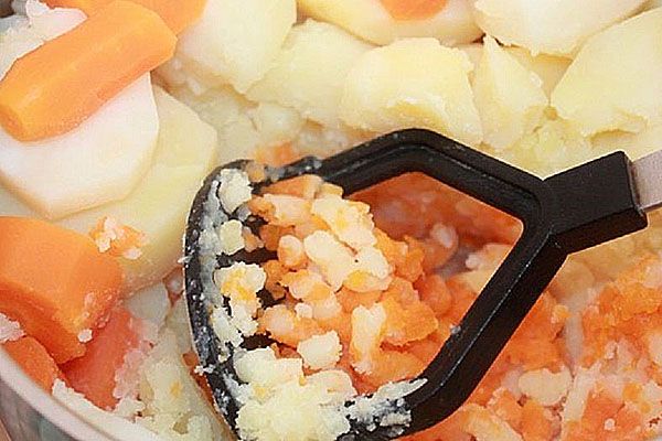 подрібнити картоплю і моркву