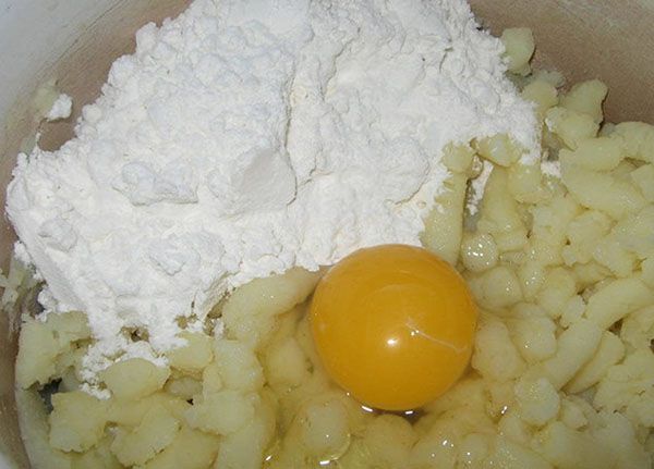 додати до картоплі борошно і яйце