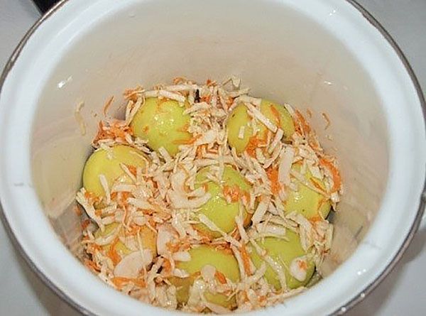шарами викладати яблука і капусту з морквою