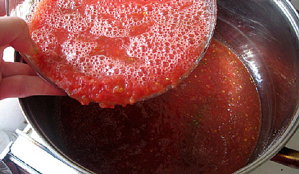 варити томатну масу зі спеціями