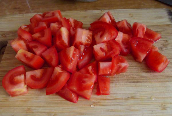 крупно нарізати помідори