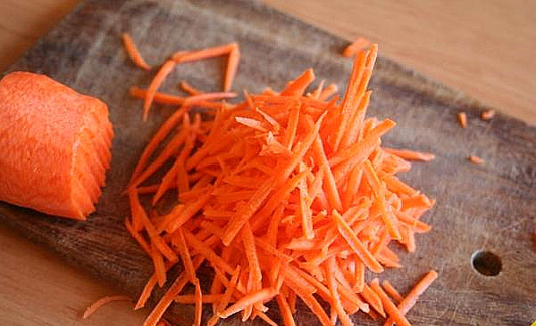 моркву натерти не дуже дрібно