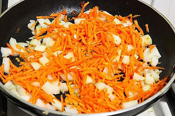 гасити моркву і цибулю