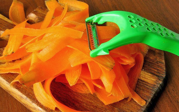 нарізати моркву тонкими пластинами