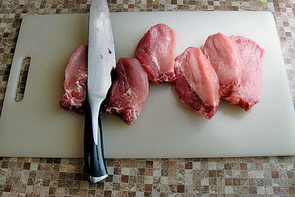 нарізати м'ясо