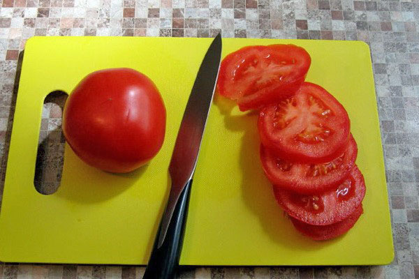 нарізати помідори пластинами