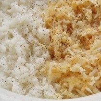 Змішаємо відварений рис і пасеровану селера
