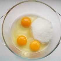 У миску розбиваємо яйця і додаємо цукор