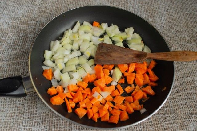 Пасеруємо цибулю і моркву
