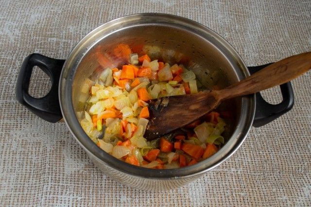 У казан або каструлю кладемо обсмажену цибулю з морквою