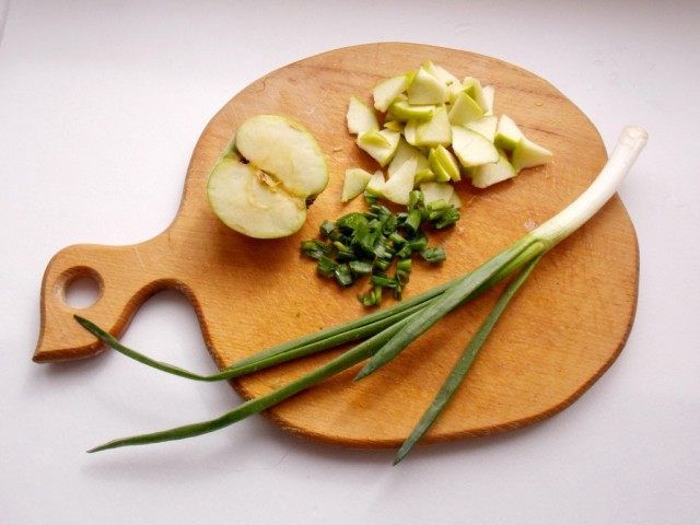 Наріжемо яблука і зелена цибуля