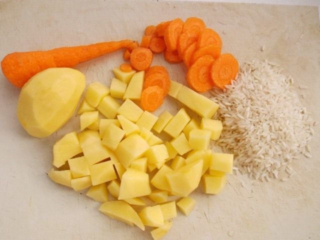 Наріжемо картопля і морква